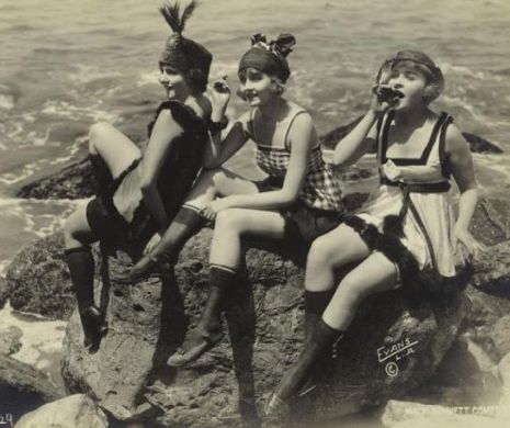 Fără CORSET şi PAMPOANE! Cum apăreau femeile la PLAJĂ la începutul secolului XX | GALERIE FOTO