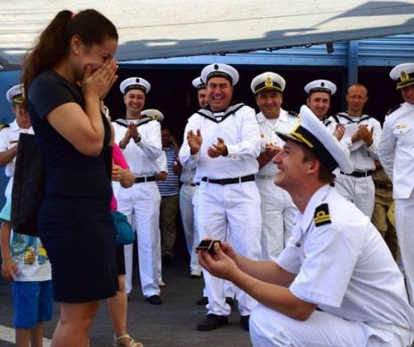 Gest EMOŢIONANT de Ziua Marinei! Un TÂNĂR MARINAR şi-a cerut iubita în CĂSĂTORIE în mijlocul MULŢIMII | FOTO