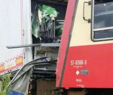 GRAV ACCIDENT FEROVIAR! Un tren a lovit un TIR care traversa calea ferată în județul Timiș