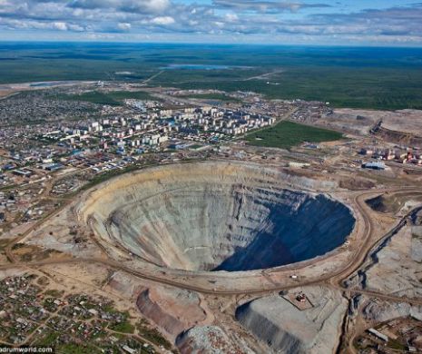 Groapa diamantelor din Siberia valorează 13 miliarde de euro şi aspiră toate elicopterele care zboară pe deasupra ei. GALERIE FOTO