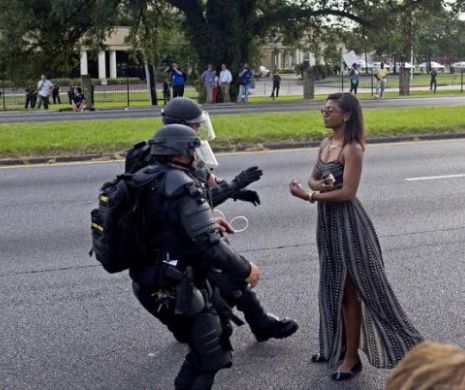 Imaginea care face înconjurul lumii. Ce s-a întâmplat cu această femeie la protestele din SUA față de brutalitatea poliției