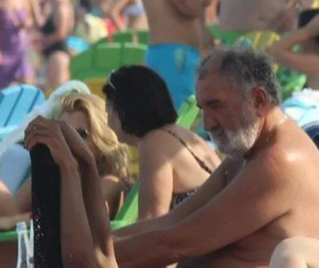 Imagini COLOSALE! Ion Țiriac, la plajă la Mamaia cu o bombă sexy foarte cunoscută! Fabulos este că Ogică s-a lăudat că a fost cu ea!