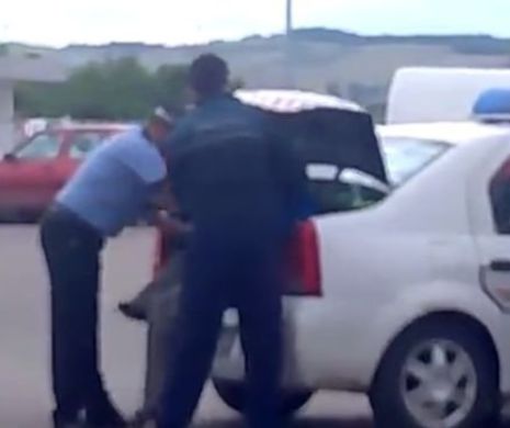 Încă un INCIDENT SCANDALOS în care este implicată POLIȚIA. Oamenii legii au BĂGAT FORȚAT un bărbat în PORTBAGAJUL unei mașini | VIDEO SCANDALOS