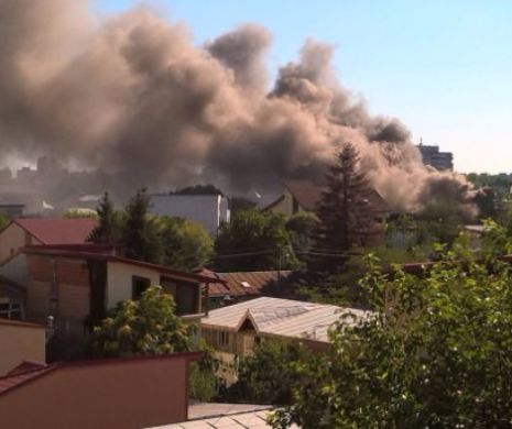 Incendiu PUTERNIC în București: 9 mașini de pompieri au fost chemate la fața locului