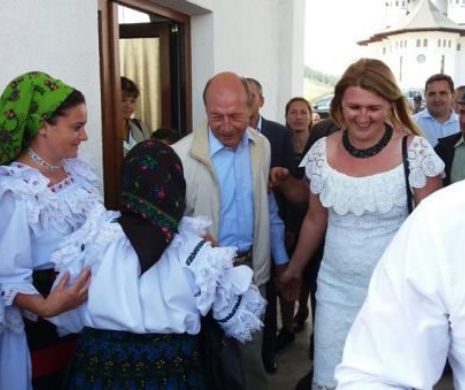 Liderul PMP, în „Hora la Prislop”. Traian Băsescu a ținut sfat de taină cu liderii de partid la o mănăstire de maici
