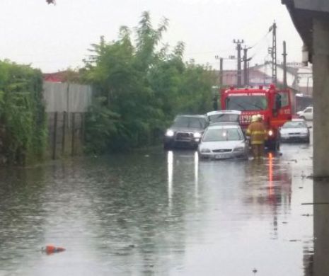 Mașină ”înecată” în apă de ploaie