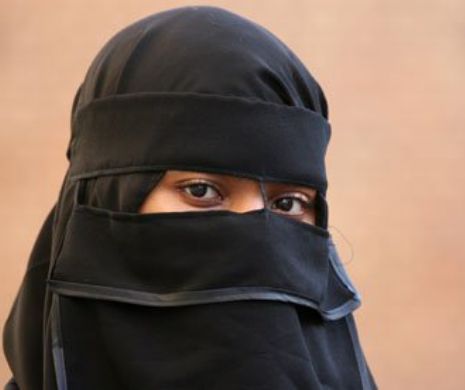 Musulmancă IZGONITĂ dintr-un MAGAZIN pentru că purta HAINE TRADIŢIONALE MUSULMANE