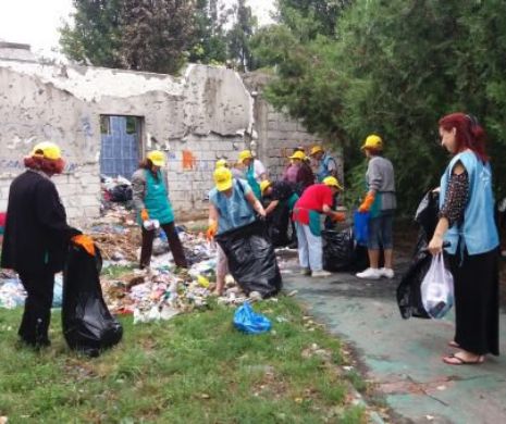 Pensionarii de la Omenia au strâns gunoaiele din parc
