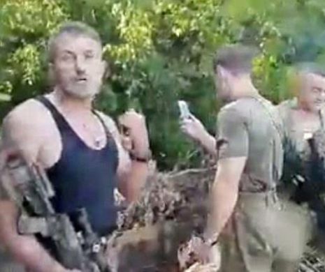 Scene ireale filmate in zona de razboi. Ce face cu mobilul acest soldat ucrainean