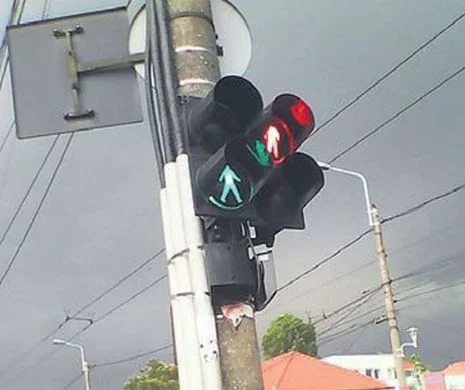 Semafoare care arată roșu și verde în același timp