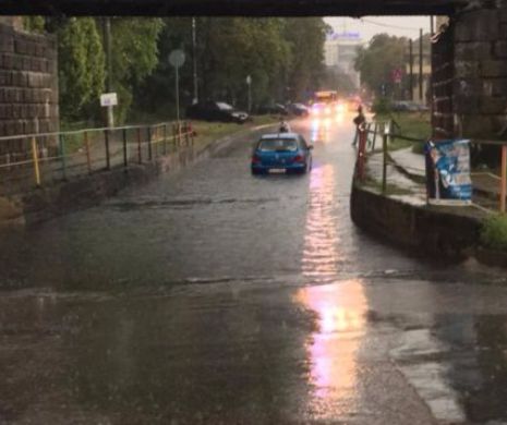 Timișoara a fost MĂTURATĂ de ape. O furtună puternică a INUNDAT spitalul CFR, fiind nevoie de intervenția pompierilor militari