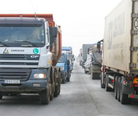 URMEAZĂ blocaje de proporții de străzi: Transportatorii vor circula cu 30km/h, în semn de protest față de tarifele RCA