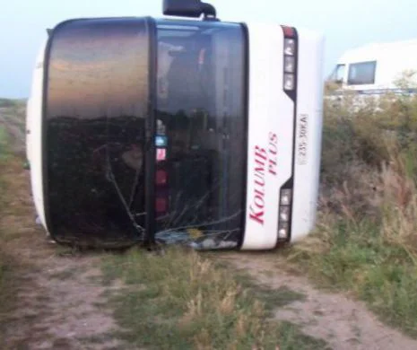 ACCIDENT TERIFIANT! ZECI de TURIŞTI au fot RĂNIŢI, după ce autocarul în care se aflau s-a RĂSTURNAT