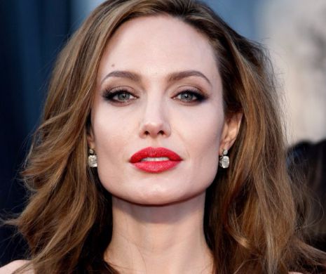 Angelina Jolie, CONSOLATĂ de un CUNOSCUT ACTOR de la Hollywood! Cine o SPIJINĂ pe FRUMOASA ACTRIŢĂ în aceste momente grele | FOTO