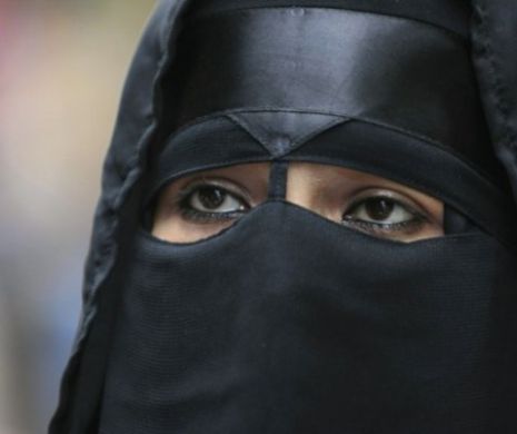 Atac înfiorător în Barcelona. Ce a păţit o femeie musulmană, însărcinată din cauza vălului tradiţional pe care îl purta pe stradă