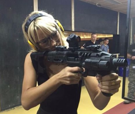 Blondă, sexy și PERICULOASĂ! O vedetă moldoveancă a pus mâna pe armă!