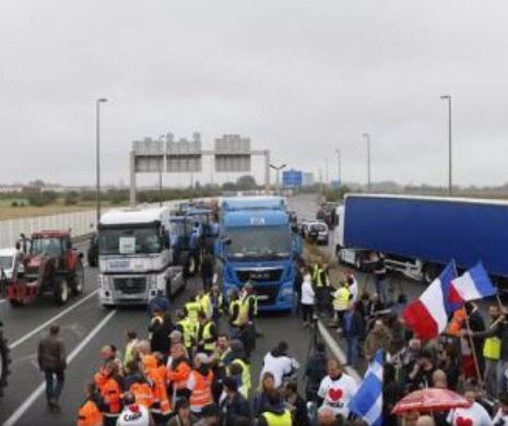 Comercianții din Calais au BLOCAT AUTOSTRADA și cer ÎNCHIDEREA TABERELOR de REFUGIAȚI din zonă