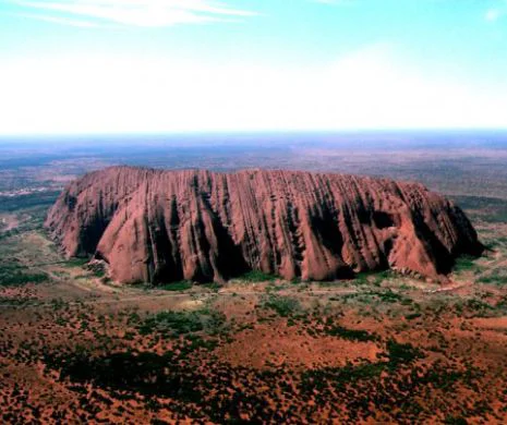 ENIGMATICUL munte ULURU, stânca sacră din buricul Australiei (FOTO)