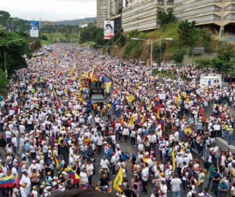 FOAMEA i-a scos în stradă pe VENEZUELENI! Mii de oameni au protestat la Caracas, cerând DEMISIA președintelui. Povești incredibile despre SĂRĂCIE și disperare
