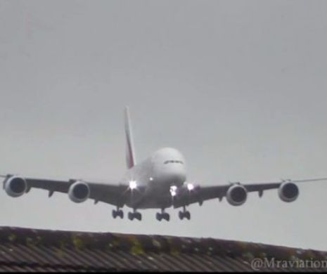 Imagini dramatice cu un avion de 600 de pasageri surprins de un vant puternic inainte de la aterizare. Ce face pilotul