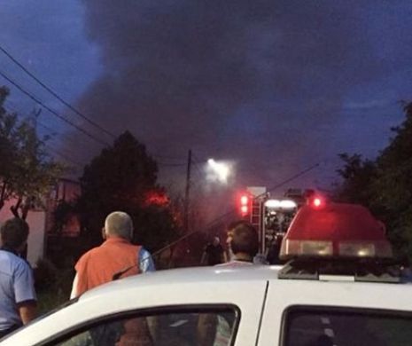 Incendiu PUTERNIC și mai multe EXPLOZII la Arad. Pompierii au intervenit CU GREU