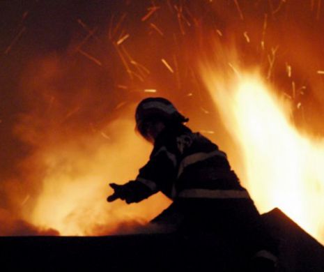 Incendiu URIAŞ la sediul unei FIRME din Prahova! 50 de POMPIERI au intervenit
