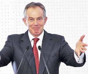 Întâlnire jovială între Ponta și Blair la Universitatea Româno-Americană, în 2012. Glume despre Regina Elisabeta a-II-a și MI6