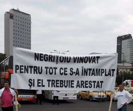"NU OMORÂȚI ȘI TRANSPORTUL!" Transportatorii PROTESTEAZĂ astăzi în Piața Victoriei. Traficul în centrul CAPITALEI este PARALIZAT