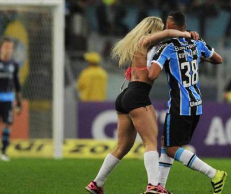 O concurenta la Miss Bumbum a intrat pe teren la un meci din Brazilia si a sarit pe un jucator! Cum a reactionat acesta