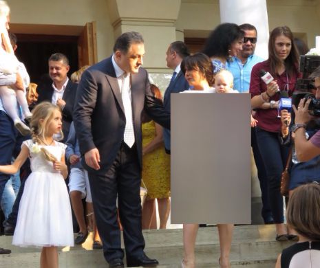 Primele imagini de la botezul fetiţei lui MARIAN VANGHELIE! Toți s-au uitat la ținuta Oanei Mizil. Cum arată după ce a născut