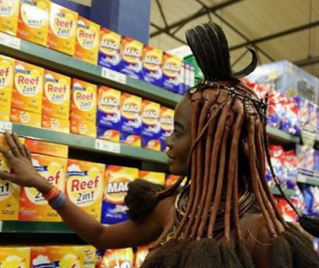 Reactia unei femei dintr-un trib african cand intra pentru prima data intr-un supermarket. Imaginile senzationale surprinse de un fotograf