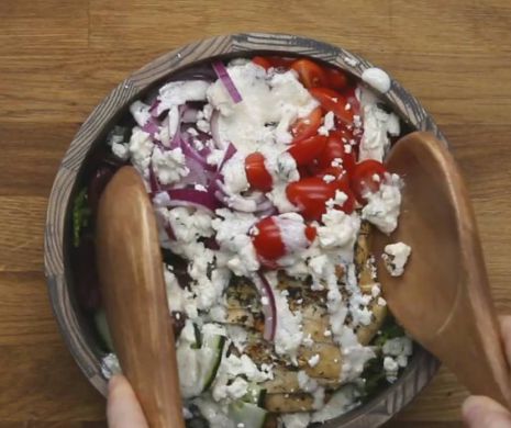 REŢETA ZILEI. Cum se PREPARĂ cea mai BUNĂ şi SĂNĂTOASĂ salată mediteraneană. Milioane de oameni au văzut acest filmuleţ | VIDEO