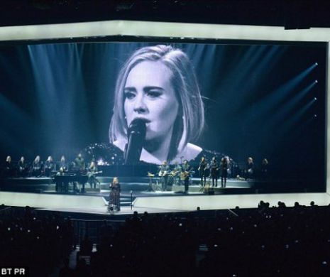 ȘOCATĂ de vestea divorțului dintre Angelina și Brad, Adele le-a dedicat cunoscuta piesă „Hello”!
