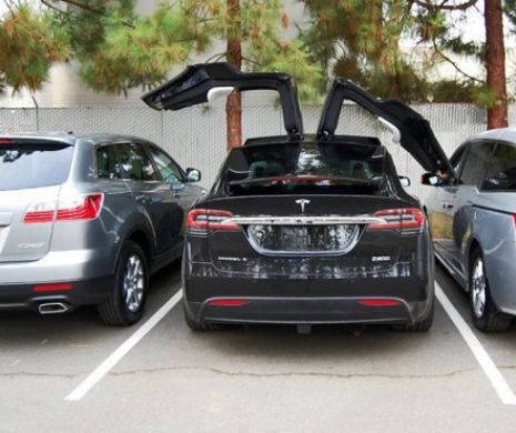 Tesla are mari probleme cu ușile de la Model X. Clienții se tem de accidente