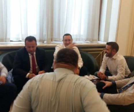 Victor Ponta s-a întâlnit cu lideri PRU şi senatori PSD la bufetul deputaţilor
