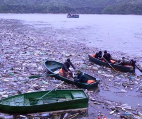 Voluntarii care au curățat lacul Bicaz au fost ALUNGAȚI pentru că au REFUZAT să strângă și BĂLEGARUL unui localnic