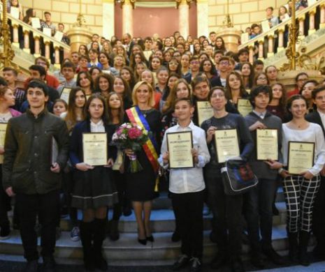 Cei mai buni elevi din Bucureşti au fost premiaţi. Gabriela Firea i-a răsplătit pentru obţinerea unor rezultate deosebite la învăţătură