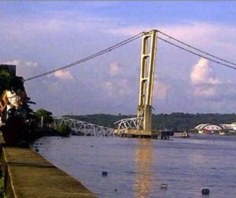 Cel puțin 9 MORȚI și 30 de persoane RĂNITE în urma PRĂBUȘIRII unui pod