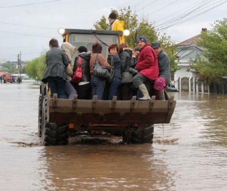 Dezastru la Galaţi. Bilanţul este înfiorător: sute de case inundate, aproape de o mie de persoane rămase pe drumuri. VIDEO