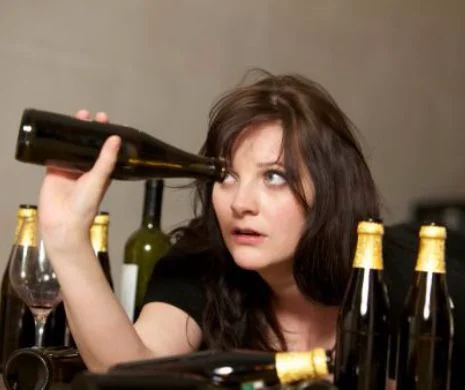Este oficial: Femeile BEAU aceeași cantitate de ALCOOL precum bărbații