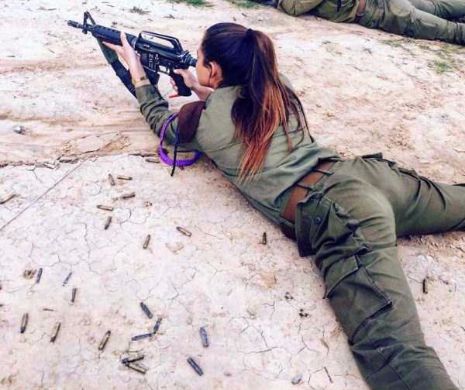 FEMEILE în uniformă n-au fost NICIODATĂ mai PROVOCAOARE! Tinerele din ARMATA isreliană fac PRĂPĂD printre MILITARI și manevrează KALASNICOAVELE mai ceva ca soldații NATO