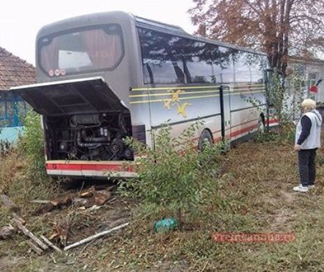 GRAV ACCIDENT! Un autocar cu 52 de PELERINI a intrat într-un cap de pod