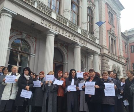 Grefierii au protestat în fața Curții de Apel Cluj