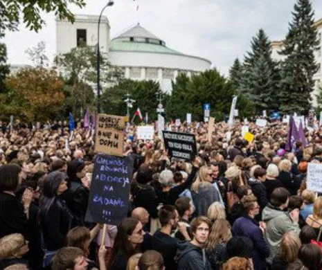 LUNEA NEAGRĂ. Femeile din Polonia sunt în grevă, din cauza interzicerii AVORTULUI