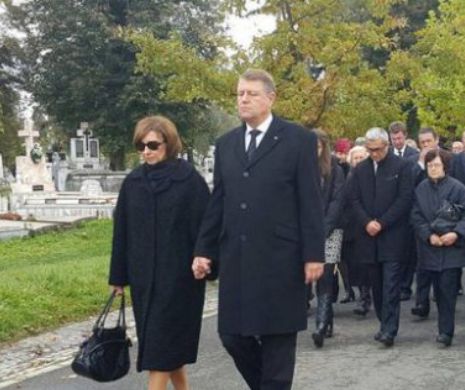 Mama lui Carmen Iohannis a fost înmormântată cu OPT PREOŢI