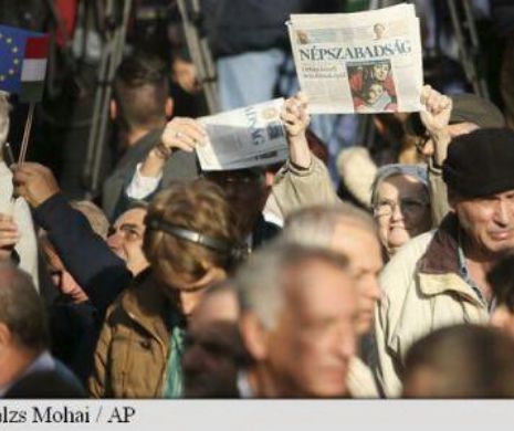 Mii de persoane au manifestat la Budapesta pentru libertatea presei după ce un cotidian de OPOZIŢIE a fost SUSPENDAT