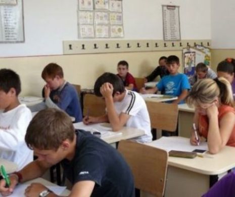 O elevă din Craiova a SĂRIT de la ETAJ, pentru a CHIULI de la oră fără a fi PRINSĂ de PROFESOR