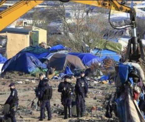 OPERAŢIUNEA “EVACUAREA” a început. Ultimele zile pentru migranţi, la Calais. Autoritățile franceze VOR SĂ MUTE peste 7.000 de persoane l Video