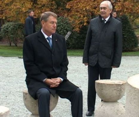 Primele IMAGINI VIDEO cu președintele la MASA TĂCERII. Klaus Iohannis s-a așezat pe sculptura lui Brâncuși SFIDÂND REGULILE | VIDEO