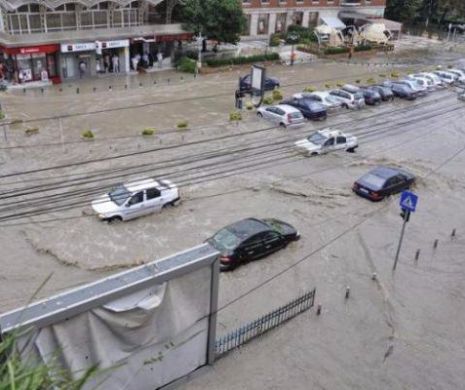 România, lovită de ploi apocaliptice. Un microbuz a fost surprins de viitură în Tulcea. Toate liniile de cale ferată din Galați sunt inundate